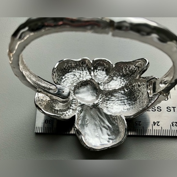 🎉🎉Chunky Silver Tone Flower Bracelet - Picture 9 of 12